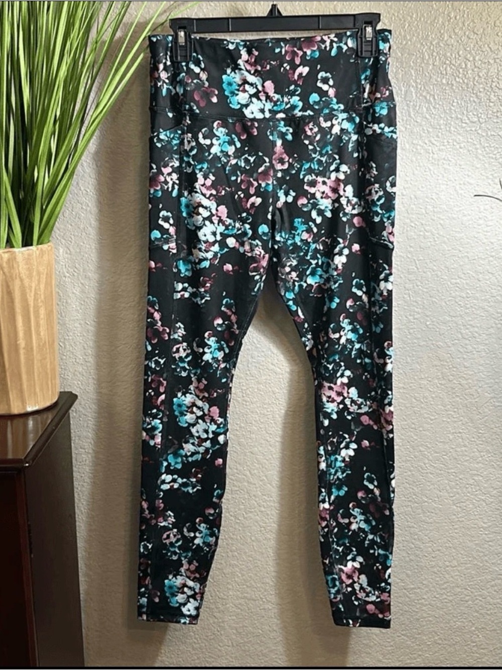 B/4 AVIA floral print Workout leggings, size medium 8-10